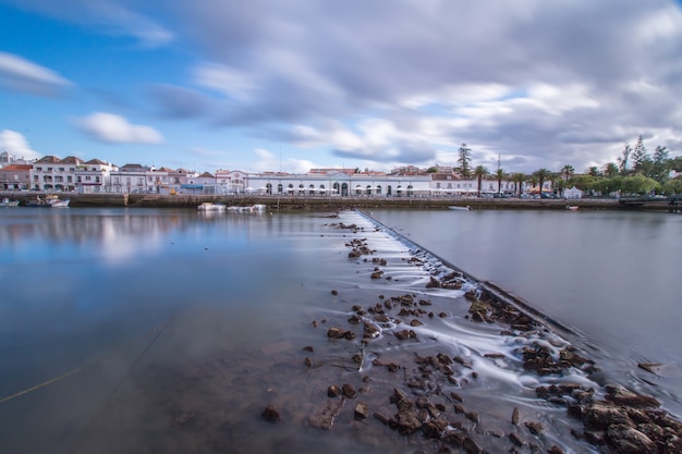 Weids uitzicht op de pittoreske stad Tavira, Portugal, doorkruist door de Gilao-rivier.