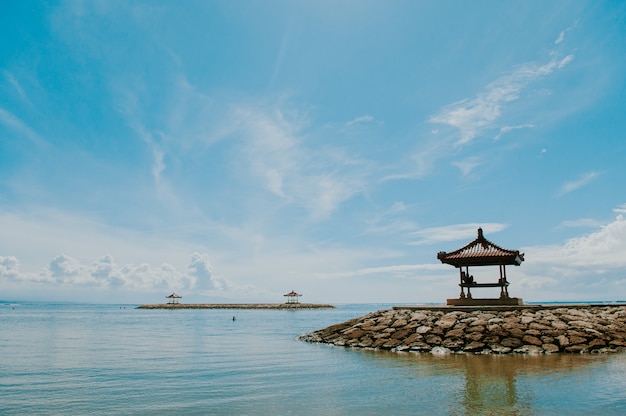 Weids uitzicht op Sanur beach bali, een van de tropische stranden