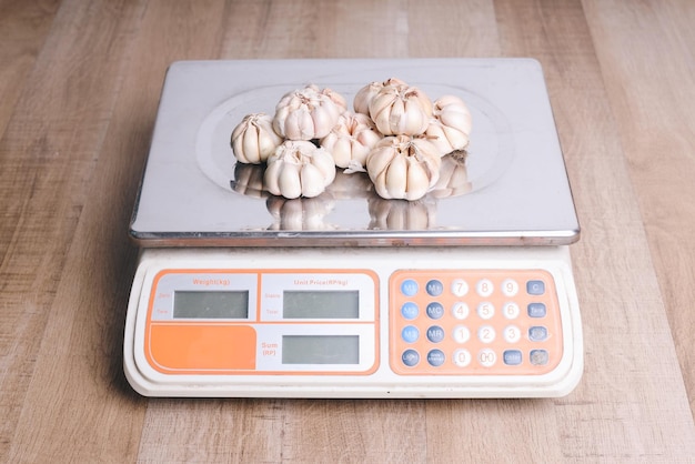 Foto pesare l'aglio su una bilancia digitale che mostra i numeri