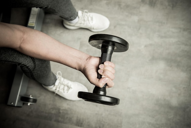 Sollevamento pesi ed esercizio fisico in fitness, sport sano, in forma e fermo