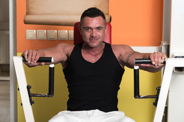 Photo weightlifter on exercise machine