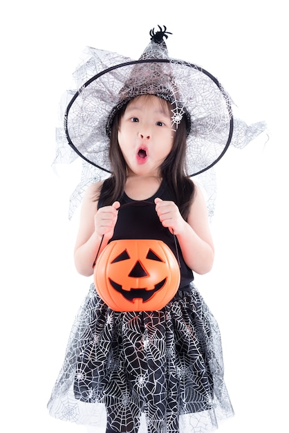Weinig Aziatisch meisje die heksenkostuum dragen voor Halloween-holdingsemmer