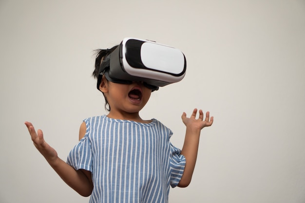 Weinig Aziatisch meisjeskind met virtual reality-headset