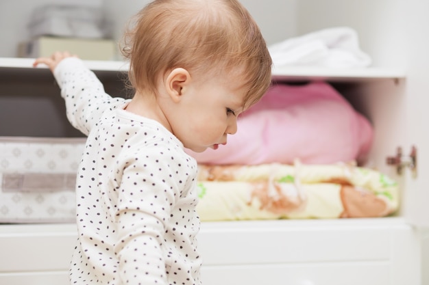 Weinig babymeisje in de kamer van haar kinderen