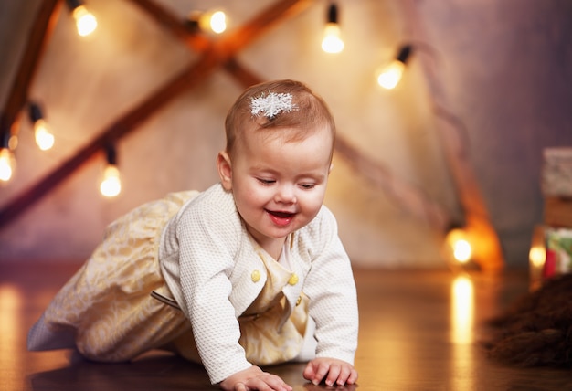 Weinig babymeisje in een kleding het glimlachen