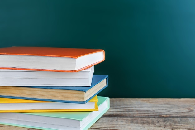 Weinig boeken op houten tafel