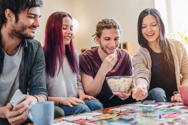 Weinig gelukkige vrienden die binnen in tafelspellen spelen