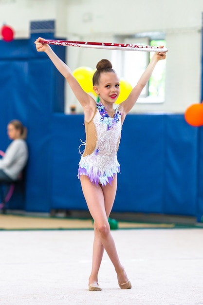 Weinig gymnast traint op het tapijt en klaar voor wedstrijden