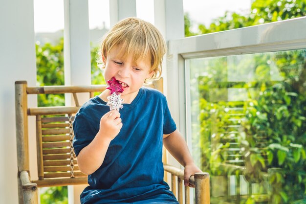 Weinig jongen die draakfruit buitenshuis eet