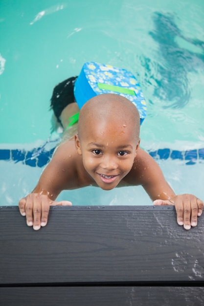 Weinig jongen die in de pool glimlacht