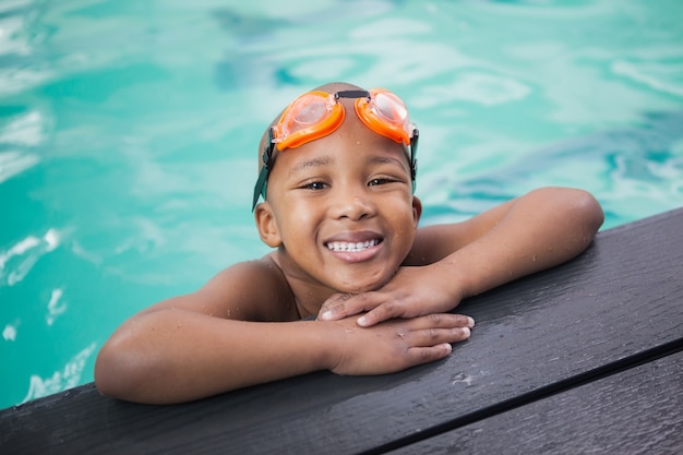 Weinig jongen die in de pool glimlacht