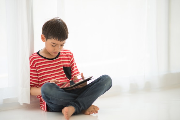 Weinig jongen die tablet thuis speelt