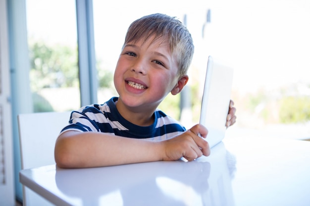 Weinig jongen die tabletpc met behulp van