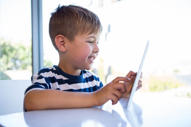 Weinig jongen die tabletpc met behulp van