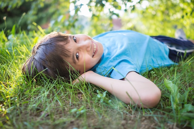 Weinig jongen in gras