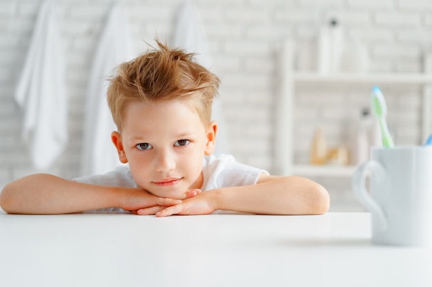 Weinig jongensportret dat zich in een lichte badkamers bevindt