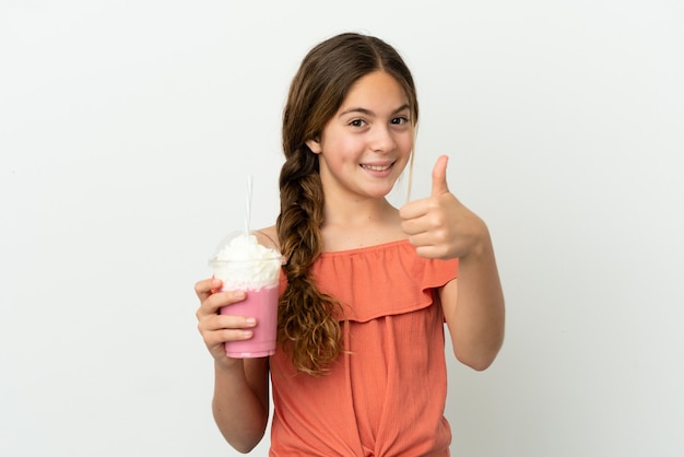 Weinig kaukasisch meisje met aardbeimilkshake die op witte achtergrond wordt geïsoleerd