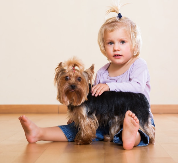 Weinig kind die Yorkshire Terrier houden