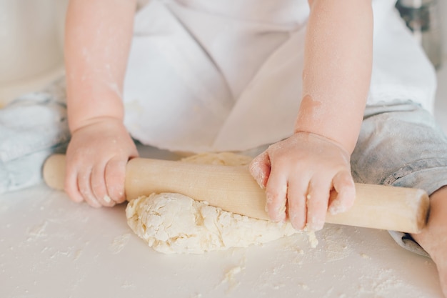 Weinig kok kookt pizza in de keuken