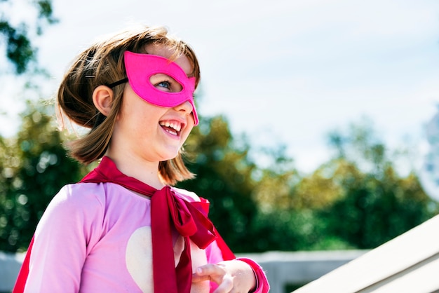 Weinig leuk meisje dat superhero speelt