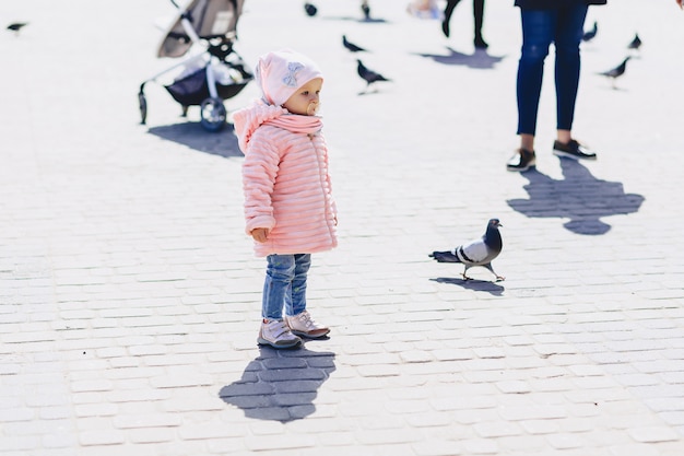 Weinig leuke babygang op vierkant met vogels