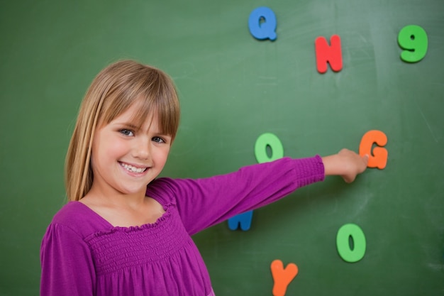 Weinig schoolmeisje dat op een brief richt