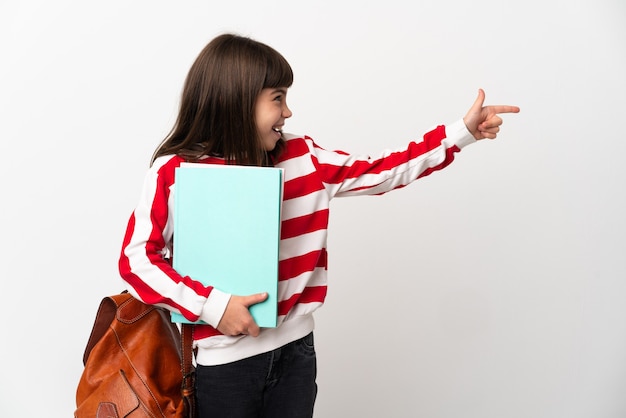 Weinig studentenmeisje dat op witte achtergrond wordt geïsoleerd die vinger aan de kant richt en een product voorstelt