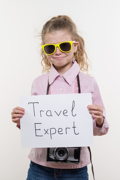 Weinig toeristenspecialist, kindmeisje met een fotocamera in zonnebril