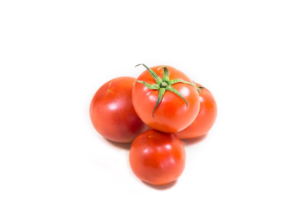 Weinig tomaten op witte achtergrond