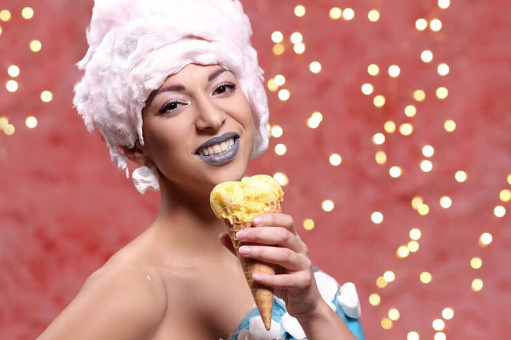 Photo weird woman in bizarre dress eats ice cream