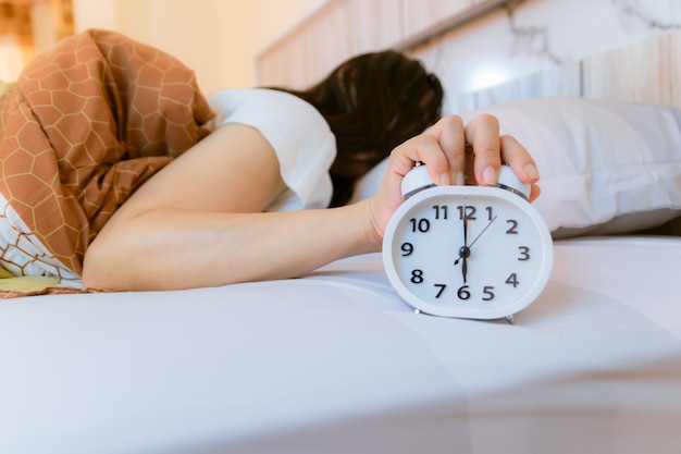 Wekker die &#39;s morgens wakker wordt in de slaapkamer