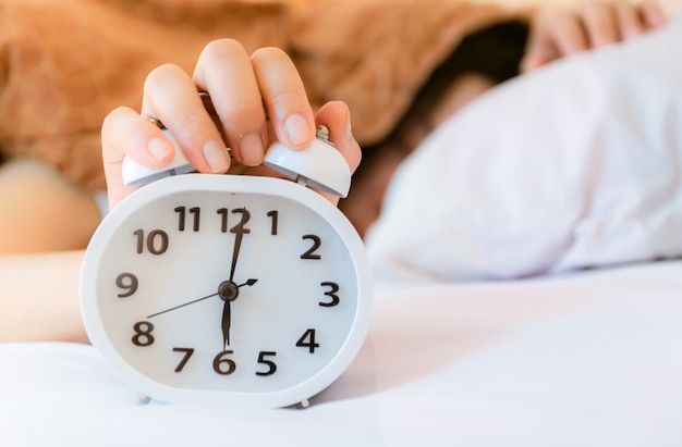 Wekker die &#39;s morgens wakker wordt in de slaapkamer