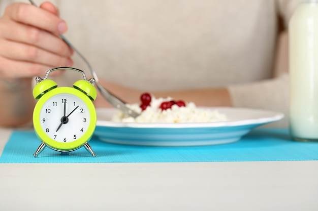 Wekker en dieetvoeding op tafel close-up