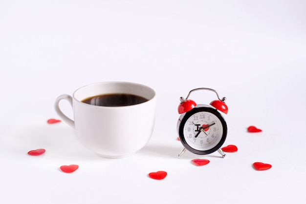 Wekker en koffie op de tafel geplaatst