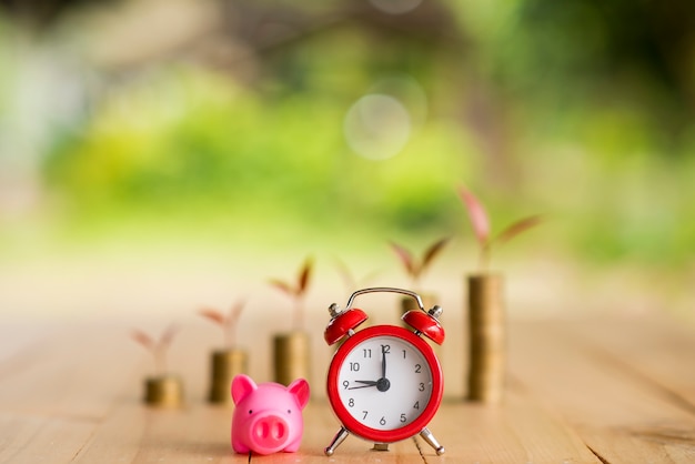 Wekker- en spaarpotconcept om tijd te besparen