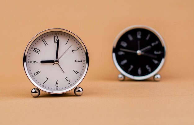 Wekker Mooie moderne klok ligt op papier achtergrond tijdklok tijd stilstand vrije tijd werken met tijd tijd concept