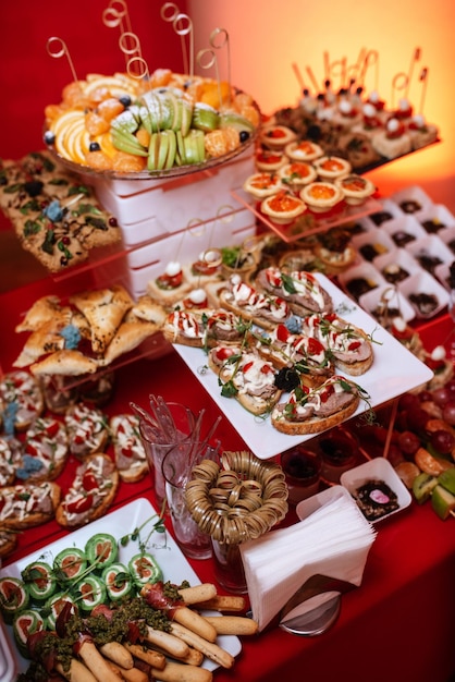 Buffet di benvenuto con alcolici e snack, panini, cupcakes