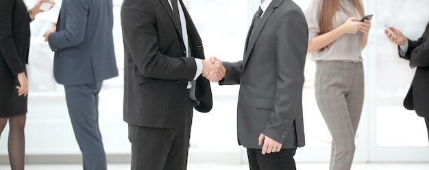 。オフィスでのビジネスマンの歓迎の握手