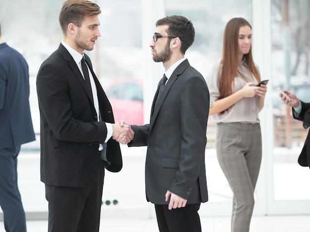 Photo .welcome handshake of business people in the office