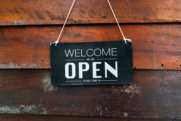 Photo welcome open wooden sign background