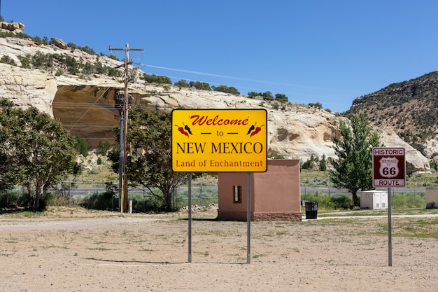 写真 州境の高速道路沿いのニューメキシコの看板へようこそ。