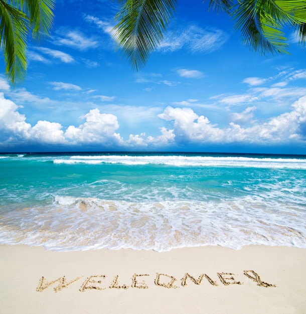 Photo welcome written in beach