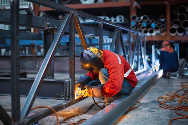 용접 남성 노동자 금속 강철은 빔 구조의 일부입니다