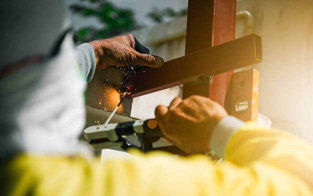 Foto saldare l'acciaio con l'elettricità