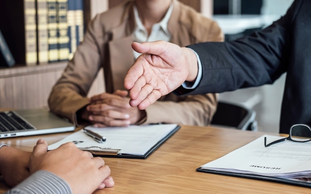 Welkom bij collega&#39;s, twee senior managers die elkaar de hand schudden na een sollicitatiegesprek