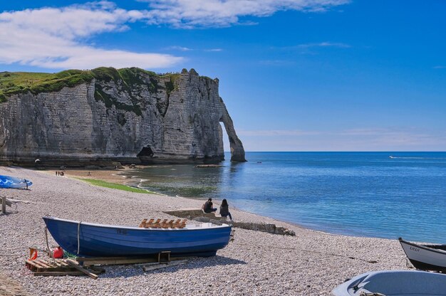 Foto welkom in etretat de ontmoetingsplaats van zielen in behoefte aan liefde schilderachtig uitzicht op de zee tegen de hemel