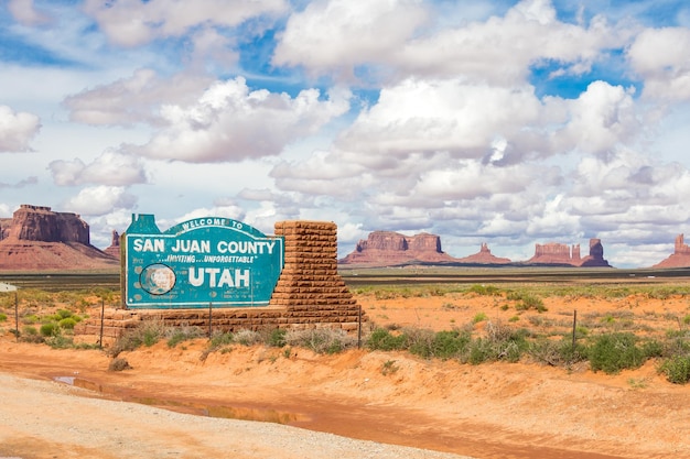 Welkomstbord in de woestijn voor San Juan County in Monument Valley in Utah