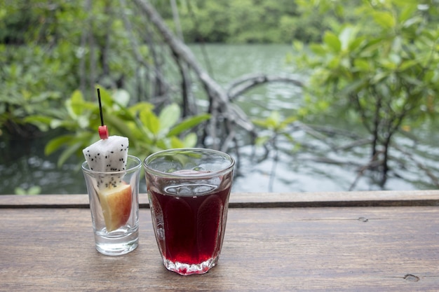 Welkomstdrankje, frisdrank op houten vloer