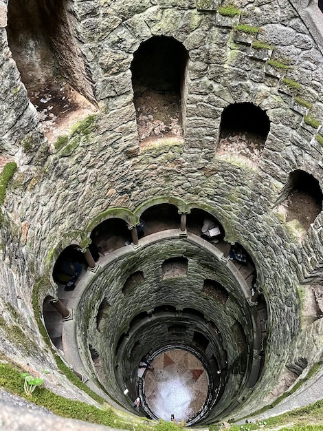 입문의 우물 Quinta da Regaleira는 지구 깊숙이 뻗어 있습니다.