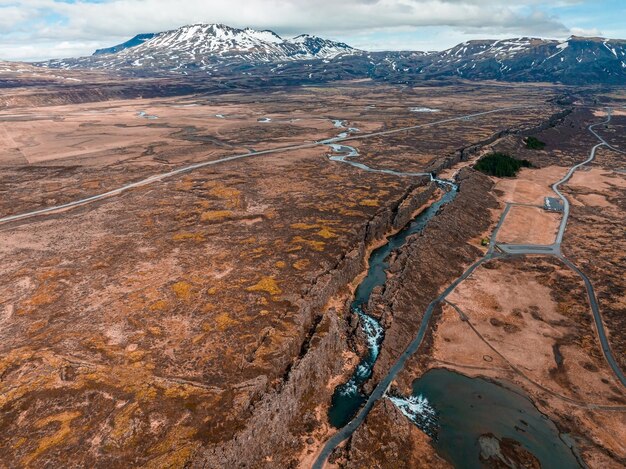 Хорошо видимая тектоническая плита в национальном парке Тингвеллир в Исландии